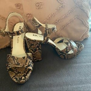 NWOT Anne Klein Aklakoda Snakeskin Heeled Platform Sandals SZ 9